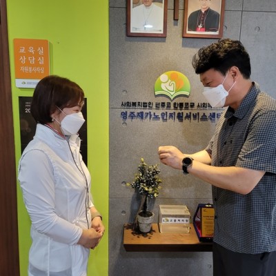 06/07 권경란 자원봉사자 자원봉사 1000시간 배지 전달 이미지